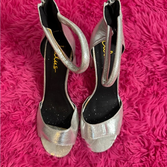 Lulu's‎ Silver Heels with Ankle Strap and Peep-Toe - women’s size 8 - Picture 3 of 10